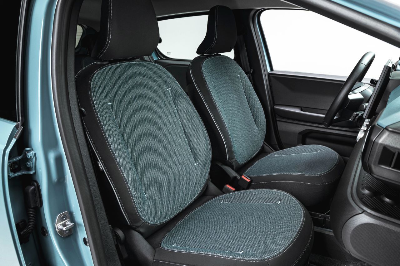 Kunststoffe im Innenraum sind hart und wirken nicht besonders hochwertig, die Sitzbezüge sind aber sympathisch und zeigen die neue Dacia-Coolness.