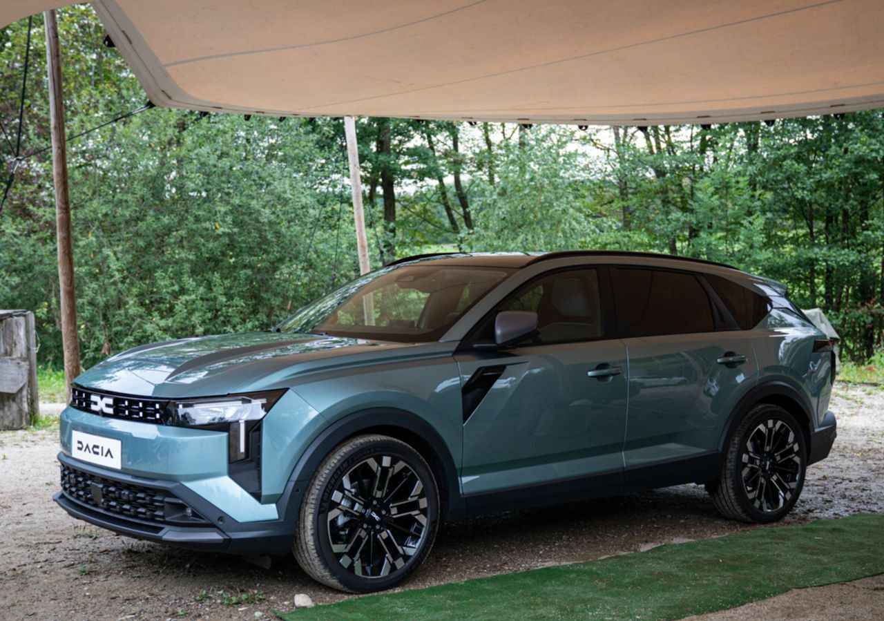Der Striker ist ein 4,62 Meter langer Lifestyle-Kombi mit erhöhter Bodenfreiheit und Hybrid-Allrad-Automatik-Kombination. Marktstart im ersten Quartal 2027.