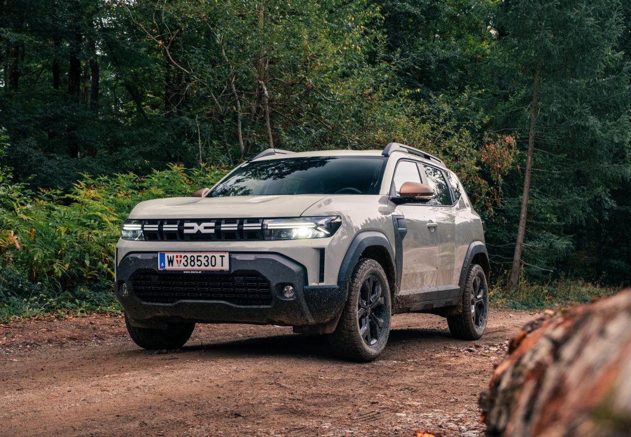 Technisch sind Hybrid- und Allradantriebe zu vernünftigen Preisen inzwischen wesentliche Säulen des Dacia-Erfolgs. Der Duster kombiniert beides.