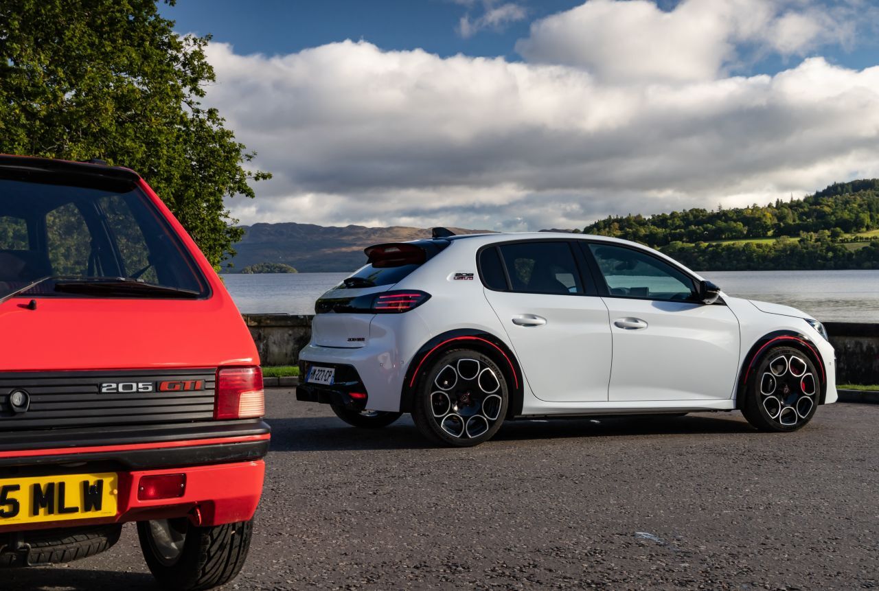 … der früheren GTi-Generationen in die elektrische Neuzeit und bietet vor allem eins, nämlich reichlich Fahrspaß. Noch bevor im kommenden Jahr die neue Generation des 208 an den Start geht, überrascht Peugeot mit einer faszinierenden Ausbaustufe des aktuellen 208.