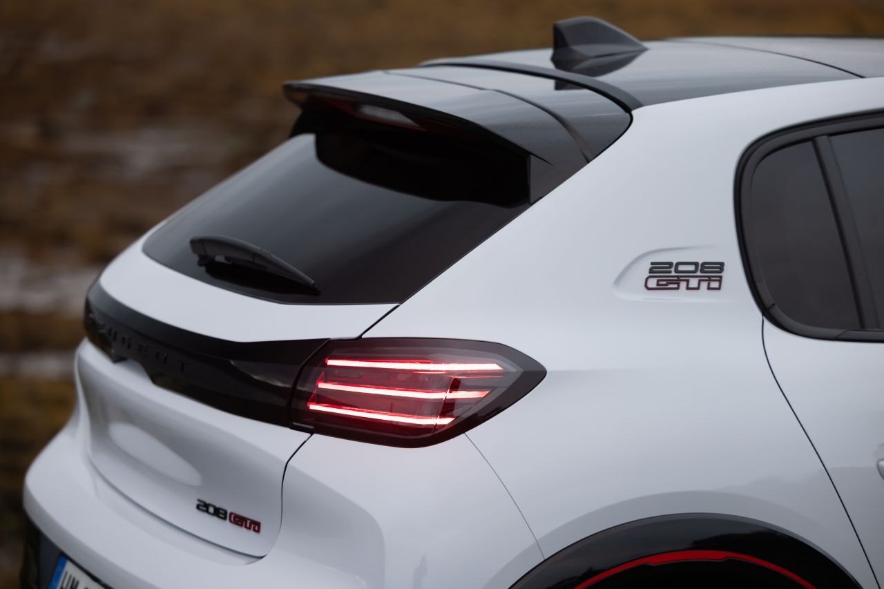 Teil der optischen GTi-Werdung ist ein Emblem an der C-Säule.
