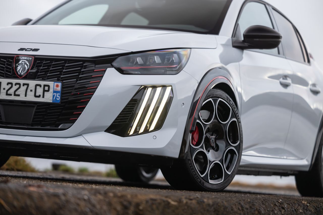 18-Zoll-Rädern mit Anspielung auf die „Loch“-Räder des Ur-GTi.