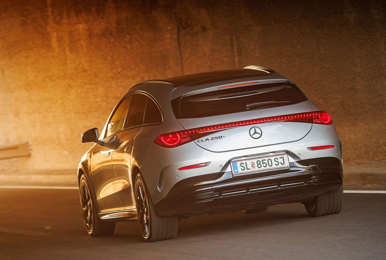 Der Shooting Brake entspricht mit 4,72 Metern Länge einem klassischen Kompaktkombi, ist konzeptuell aber zwischen Hatchback und Kombi angesiedelt.