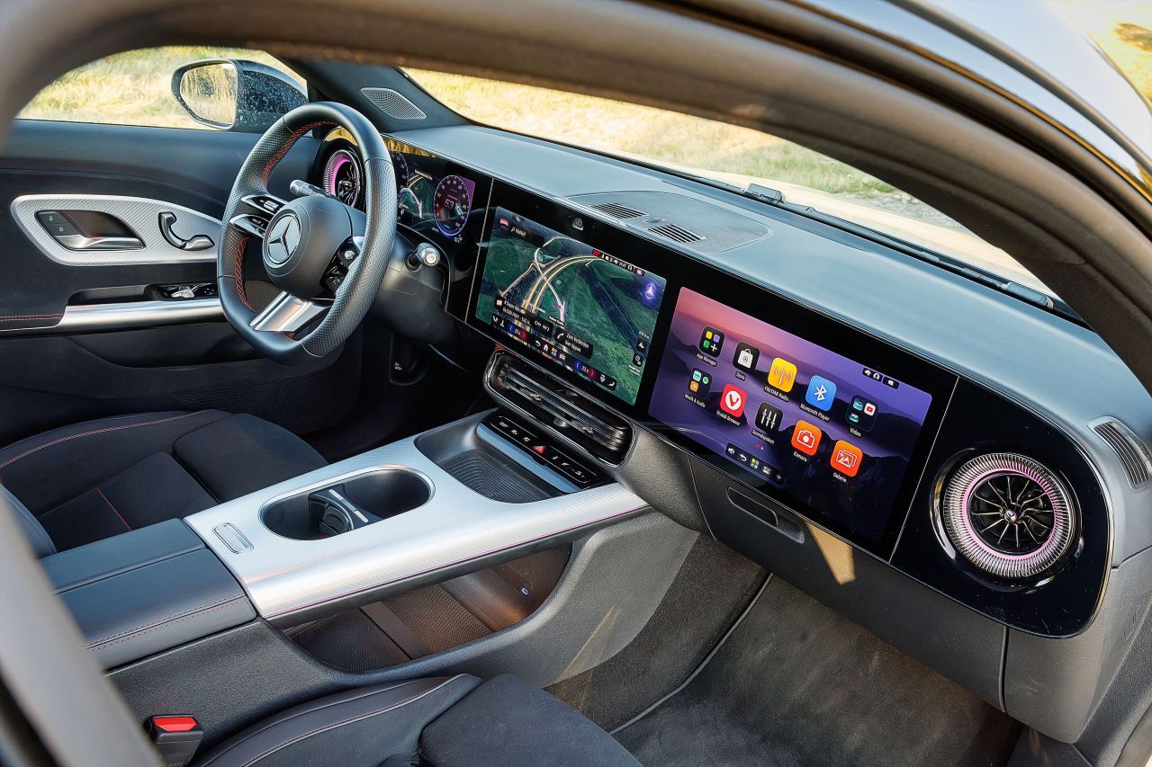 Bildschirmspektakel: Vor allem für den Beifahrer bricht mit dem 14-Zoll-Touchscreen eine neue Zeit mit mehr Mitbestimmung und Vergnügen an.