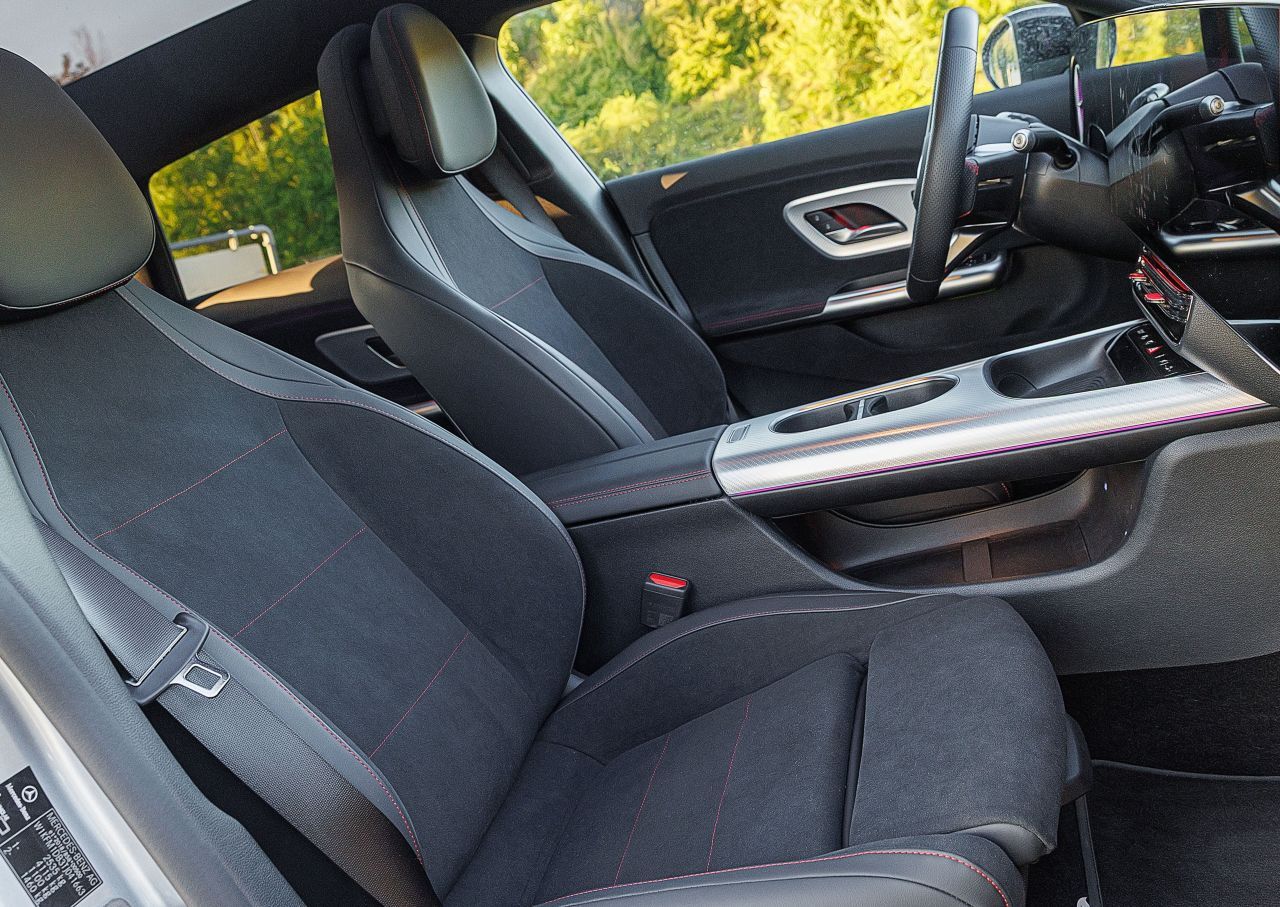 Die Sitze sind hervorragend und bleiben selbst in der AMG Line-Variante und bei langer Benützung höchst komfortabel. Viele Ablagemöglichkeiten.