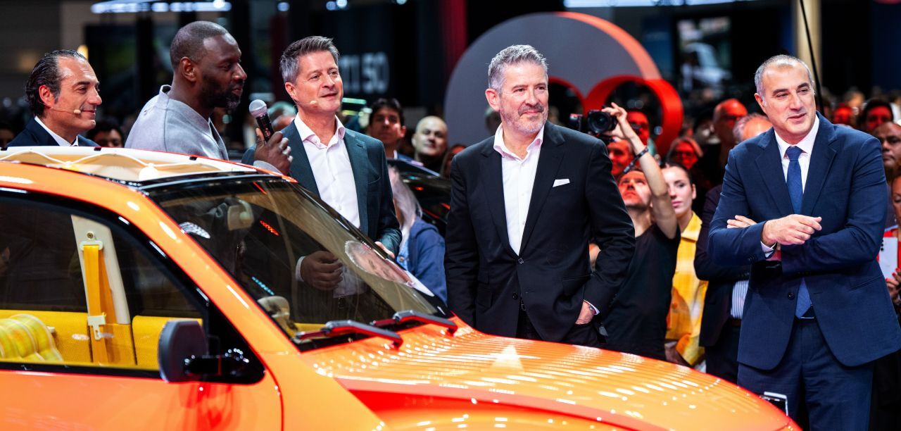 Gilles Vidal (2.v.r.) mit Stellantis-CEO Antonio Filosa, Schauspieler Omar Sy, Citroën-CEO Xavier Chardon und Europa-CEO Emanuele Cappellano bei…