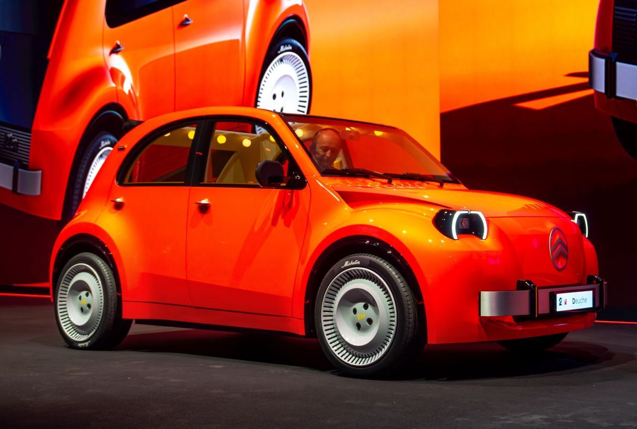 … der Enthüllung des Citroën 2CV-Konzeptautos in Paris: „Die Verbindung ist so offensichtlich, so cool und so gut, dass man sie einfach nutzen muss.