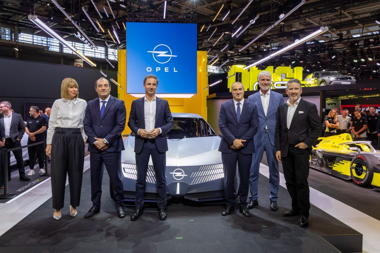 Florian Huettl (3.v.l.) mit Marketingchefin Rebecca Reinermann, Stellantis-CEOs Antonio Filosa & Emanuele Cappellano, Designern Mark Adams & Gilles Vidal.
