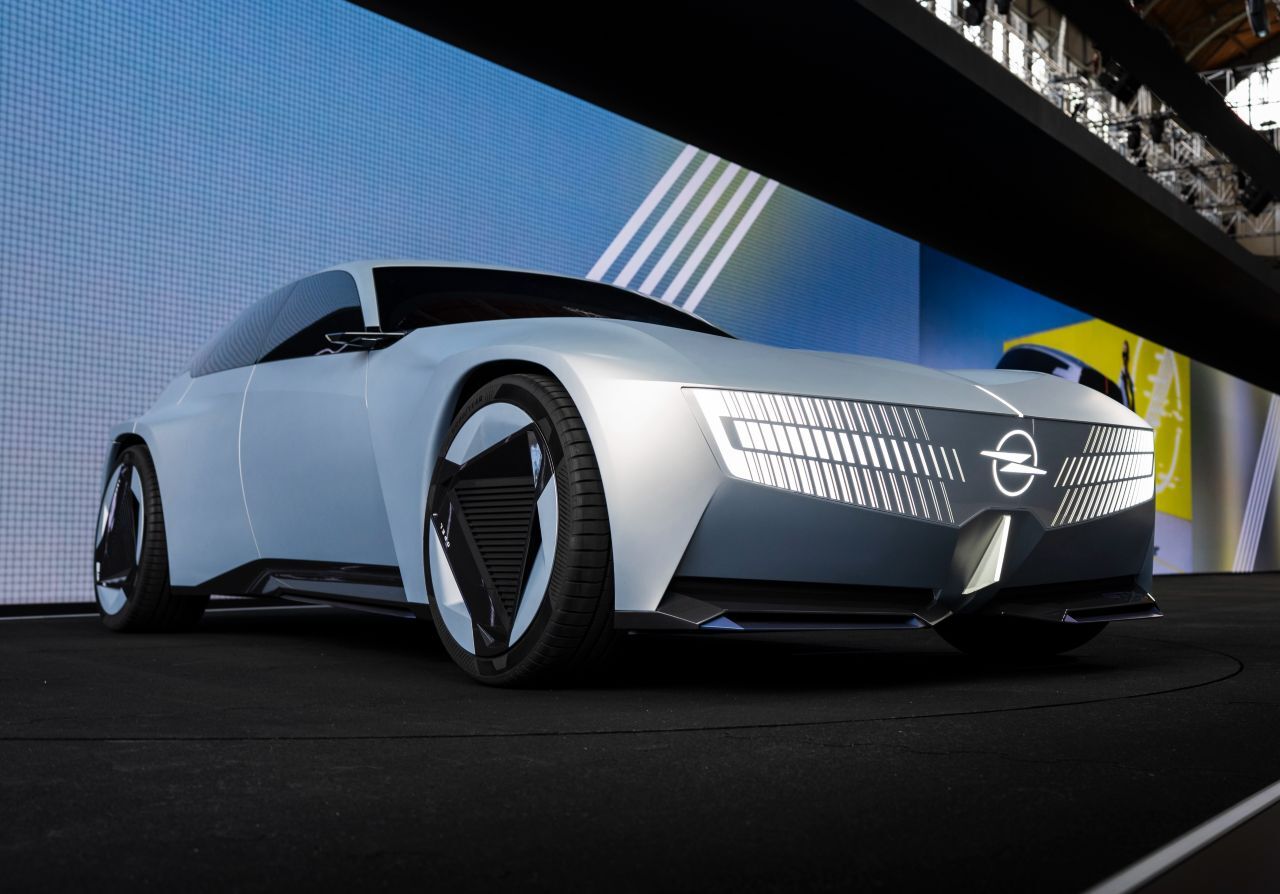 „Das ist die Weiterentwicklung unseres Markengesichts, des Opel-Vizor der nächsten Generation. Wir haben nun die Möglichkeit mehr mit Licht zu arbeiten.