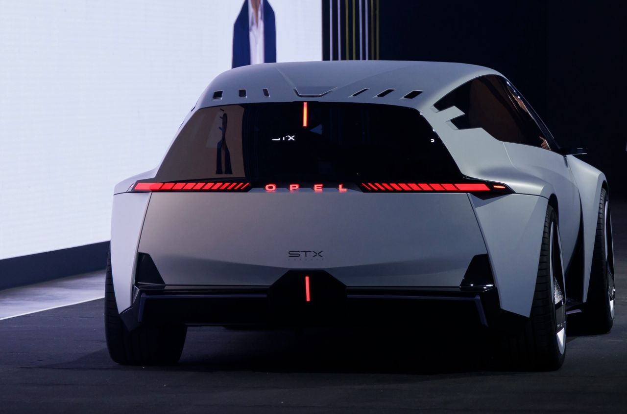 „Der STX  zeigt die Zukunft des Kombis, eines Karosserietyps, der bei Opel seit den 1950ern zentral ist. Wir werden auch in Zukunft dieses Segment bedienen.
