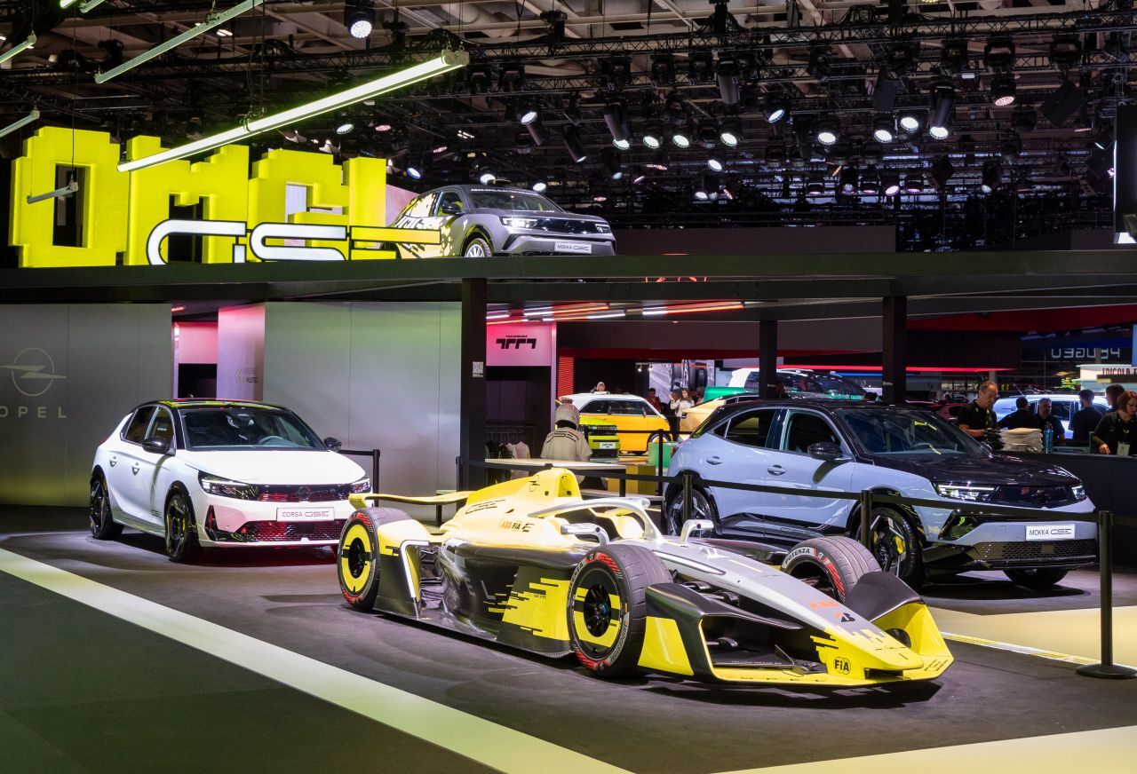 Auf Pariser Autosalon zeigt Opel den über 800 PS starken Formel-E-Boliden GSE 27FE – flankiert von den Corsa GSE und Mokka GSE mit 281 PS.