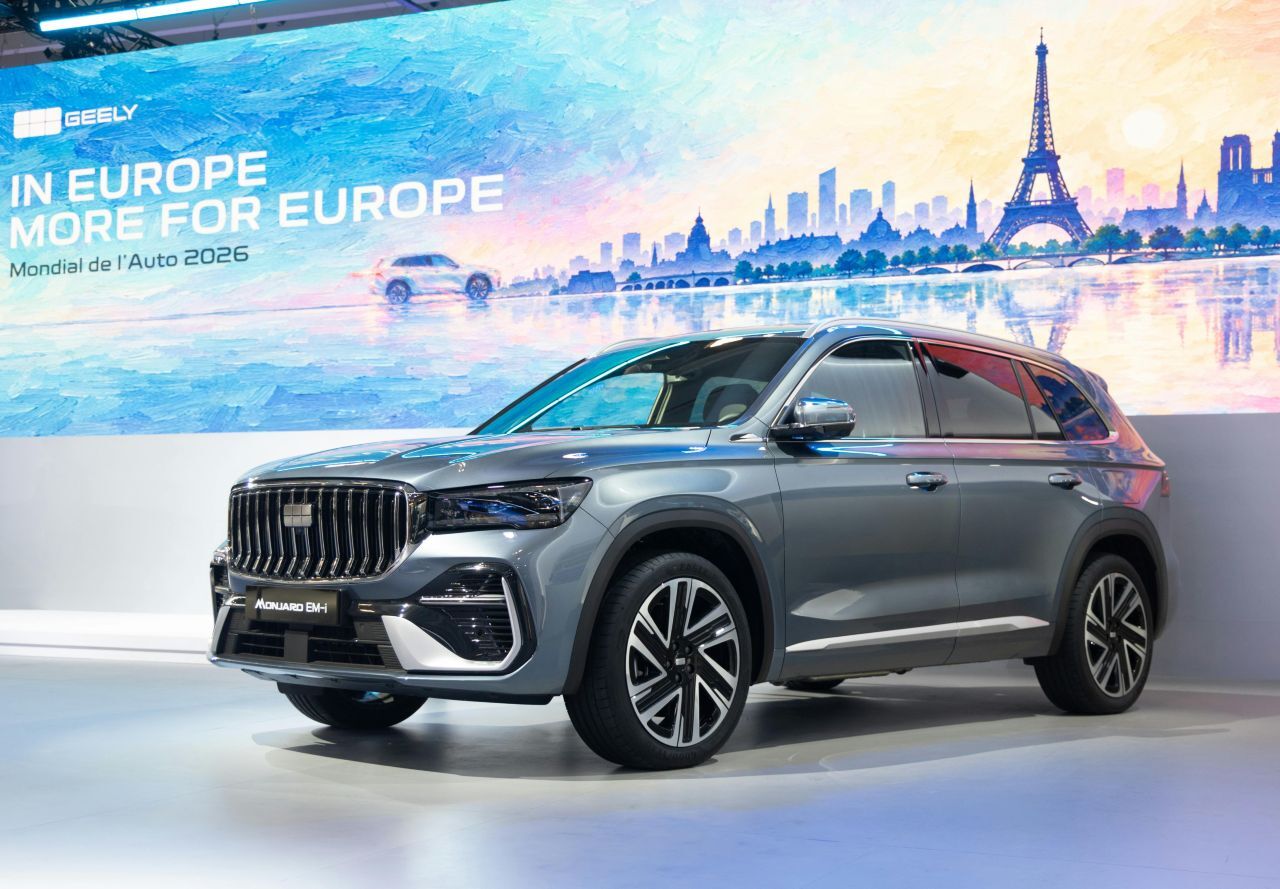 Der Geely Monjaro EM-i ist ein 4,80 Meter langes Plug-in-Hybrid-SUV aus dem D-Segment, der Antrieb kombiniert einen 1,5-Liter-Benziner mit Elektromotoren.