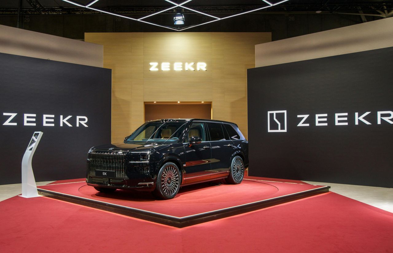 Der Zeekr 9X erinnert an den Range Rover und erreicht eine maximale DC-Schnellladeleistung von 330 kW. Ladezeit von 10 auf 80 Prozent nur zehn Minuten.
