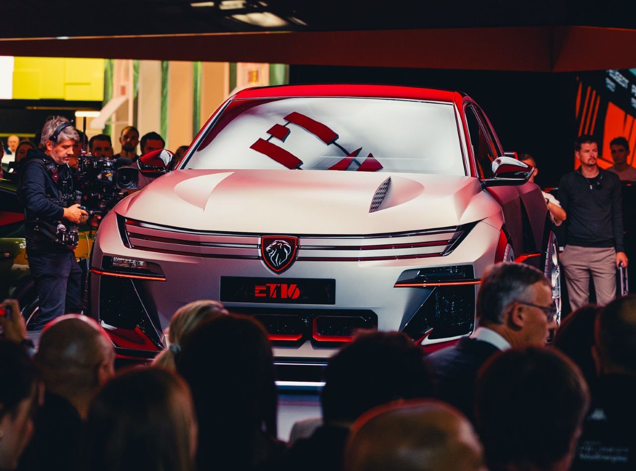„STLA-One wird eine Plattform für das B- und C-Segment, sehr wettbewerbsfähig. Wir werden sie zunächst in Europa einführen, bei Peugeot ab Ende 2027.