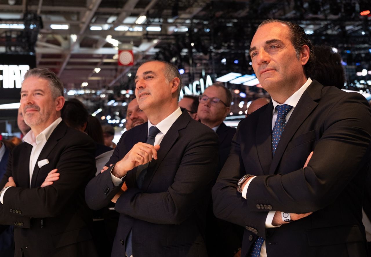 Stellantis-CEO Antonio Filosa (r.) und Europachef Emanuele Cappellano (m.) mit dem für die Konzeptautos verantwortlichen Designchef Gilles Vidals (l.).