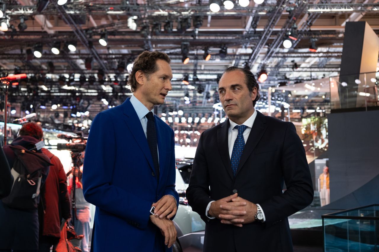 Antonio Filosa (r.) mit dem Stellantis-Aufsichtsratsvorsitzenden und -Großaktionär John Elkann, einem Enkel des langjährigen Fiat-Lenkers Gianni Agnelli.