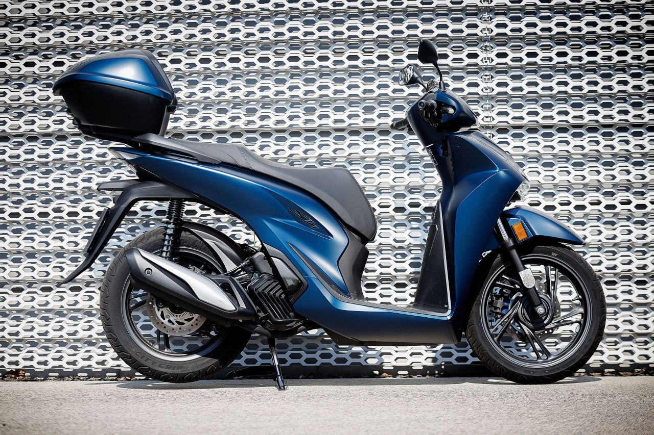 Fazit von Motorprofis-Tester Stefan Pabeschitz: „Ein gelungenes Update. Der SH125i bleibt ein zuverlässiger, effizienter und alltagstauglicher Roller, wirkt aber moderner und hochwertiger als zuvor. Das neue Digital-Equipment, die überarbeitete Optik und die feinere Motorabstimmung heben ihn klar vom Vorgänger ab. Wer einen Scooter sucht, der zu jeder Alltags-Anforderung passt und gleichzeitig Premium‑Gefühl vermittelt, ist hier richtig
