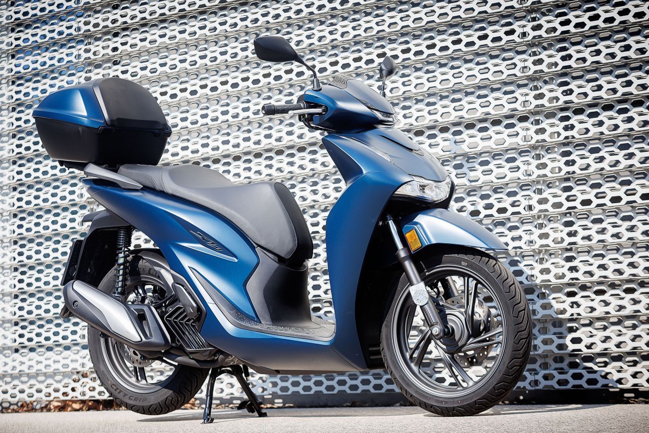 Optisch ist der 2026er SH125i sofort als neues Modell erkennbar. Die Front wirkt breiter, markanter und sportlicher, LED‑Scheinwerfer ist nun zweigeteilt.