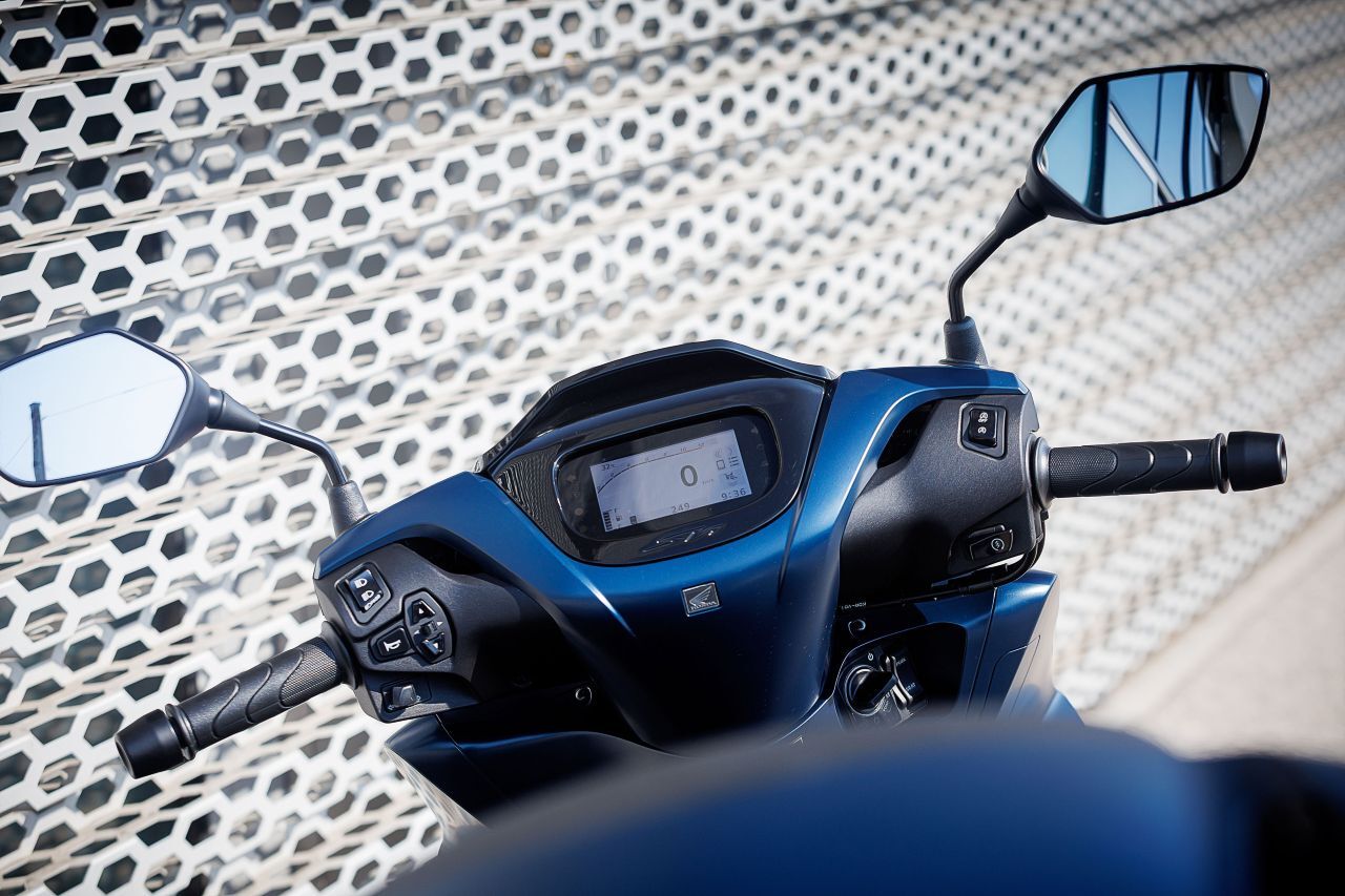 Das 2026er Modell erhält ein neues 4,2 Zoll TFT Display, das besser ablesbar ist. Das ermöglicht die bei Honda übliche Smartphone Konnektivität mit …