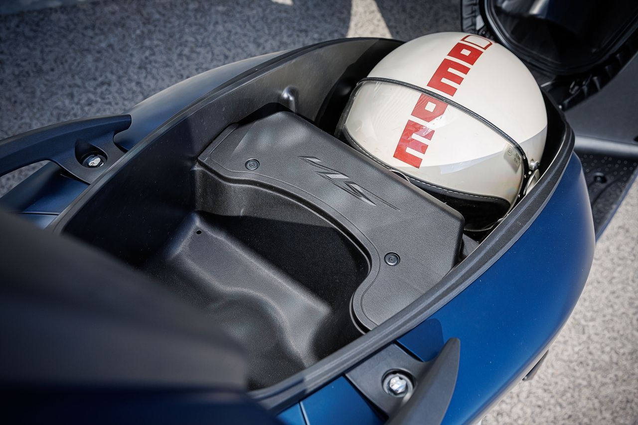 Platz für Helm plus Tasche unter dem Sitz. Zudem hat Honda dem SH125i eine überarbeitete Sitzbank spendiert, die etwas mehr Komfort bietet.
