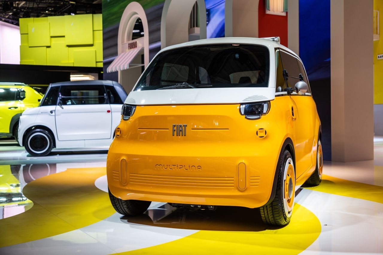 Nächster Micro-Mobility-Streich, optisch angelehnt an den sechssitzigen Minivan-Vorläufer Multipla der 60er: 2027 kommt der viersitzige Enkel Multiplina.