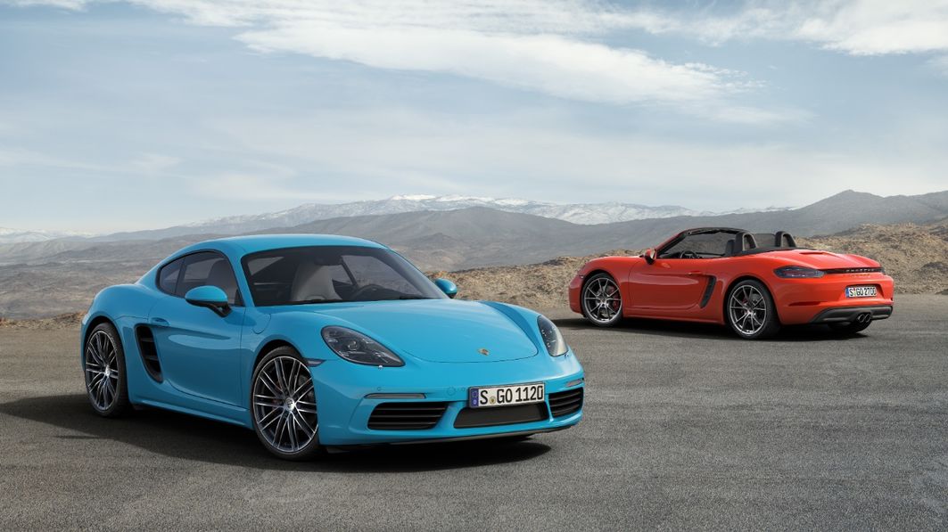 Nein, alles anders. Der 718 Cayman ist jetzt gleich stark wie das jeweilige Boxster-Modell, aber erstmals günstiger: In Österreich wird der 718 Cayman am 24. September starten und ab 60.134 Euro kosten, für den 718 Cayman S geht es bei 76.321 Euro los (Boxster 62.537 Euro und 78.480 Euro).