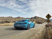 Die 2,5-Liter-Variante des 718 Cayman S bringt 350 PS und 420 Newtonmeter ins Spiel und schafft damit 4,2 Sekunden und 285 km/h (bisher 3,4 Liter, 325 PS, 370 Nm, 4,9 sec, 281 km/h).