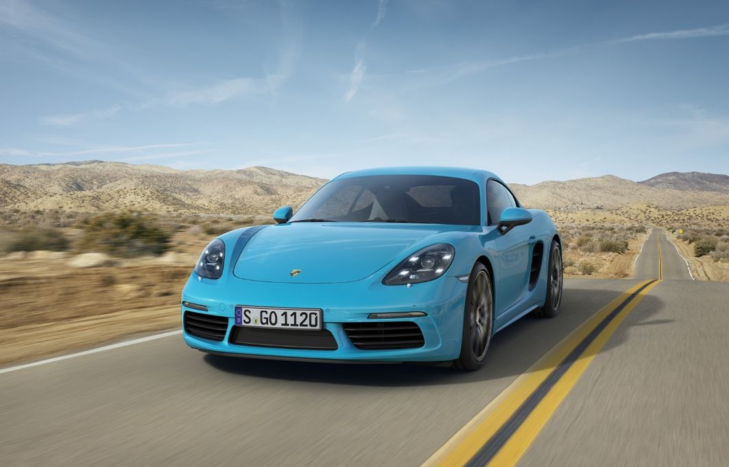 Statt Cayman heiß der Mittelmotor-Sportwagen jetzt 718 Cayman. Man wollte beim Abschied vom Sechszylinder-Boxermotor daran erinnern, dass es auch mit zwei Töpfen weniger geht: In den 50er-Jahren feierte der Porsche  718 große Rennerfolge – mit einem Vierzylinder-Motor.