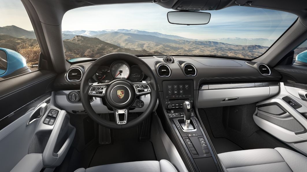 Die neuen Generation des Multimedia-Systems im Zentrum. Damit findet Porsche wie beim 911er jetzt auch hier den Anschluss an die neueste Smartphone-Generation.