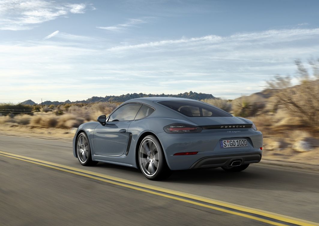 Vom charakteristisch „sägenden“ Sechszylinder-Sound muss man sich verabschieden, entschädigt wird man mit mehr Leistung: Der 2,0-Liter-Turbo im 718 Cayman leistet 300 PS und kommt auf 380 Newtonmeter, damit schafft er den Hunderter-Sprint in 4,7 Sekunden und erreicht 275 km/h (bisher 2,7 Liter, 275 PS, 290 Nm, 5,7 sec, 266 km/h).