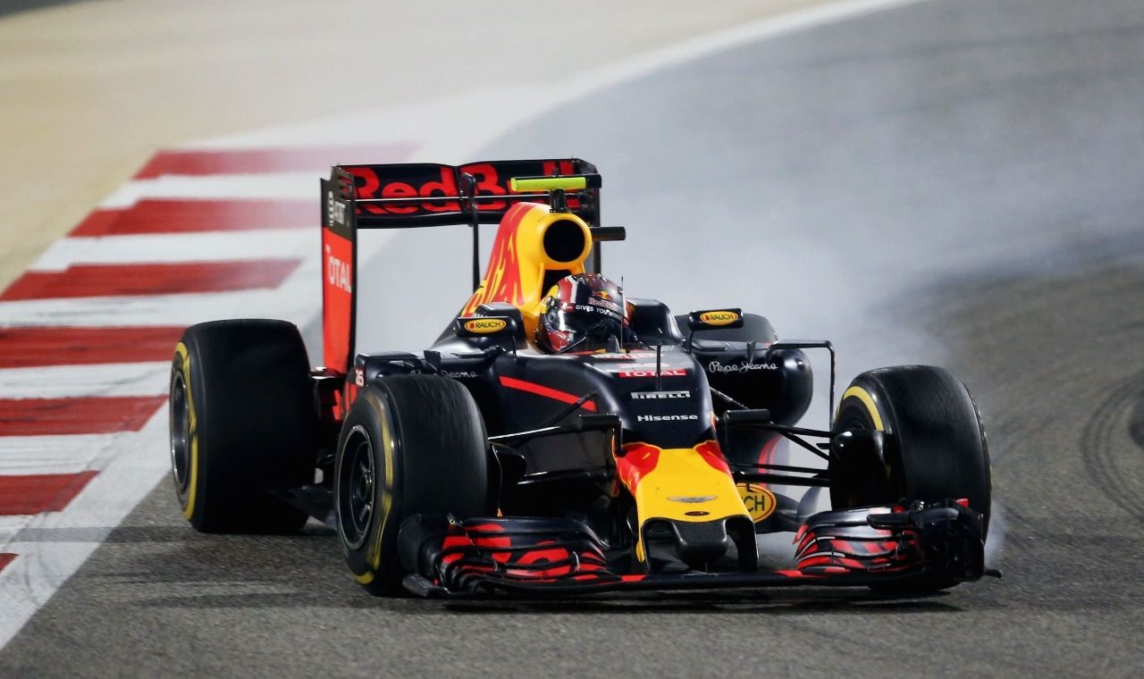 Als Sebastian Vettel bei Red Bull Racing kündigte um zu Ferrari zu wechseln, entschied sich Dr. Marko innerhalb weniger Stunden auf dem ihn angebotenen Fernando Alonso zu verzichten, um stattdessen Kwjat vom konzerneigenen B-Team hochzuziehen.