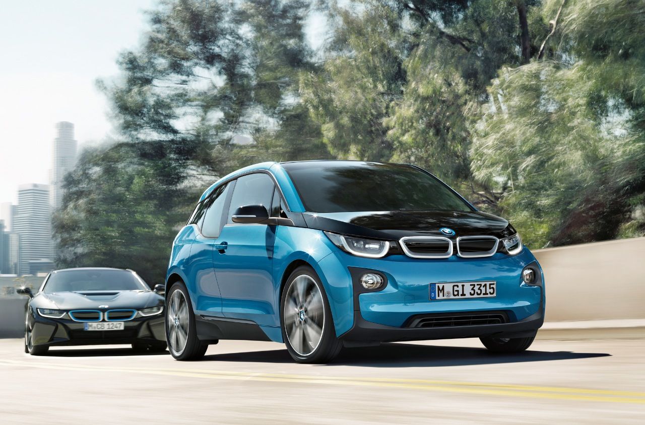 Der BMW i3 (94 Ah) sprintet etwas schneller auf Hundert (7,3 sec) und verbraucht etwas weniger (12,6 kWh/100 km) als der Basis-i3. Auf Wunsch können bestehende Kunden sogar auf die neue Batterie umrüsten. Den bisher nur für den i8 verfügbaren Blauton „Protonic Blue