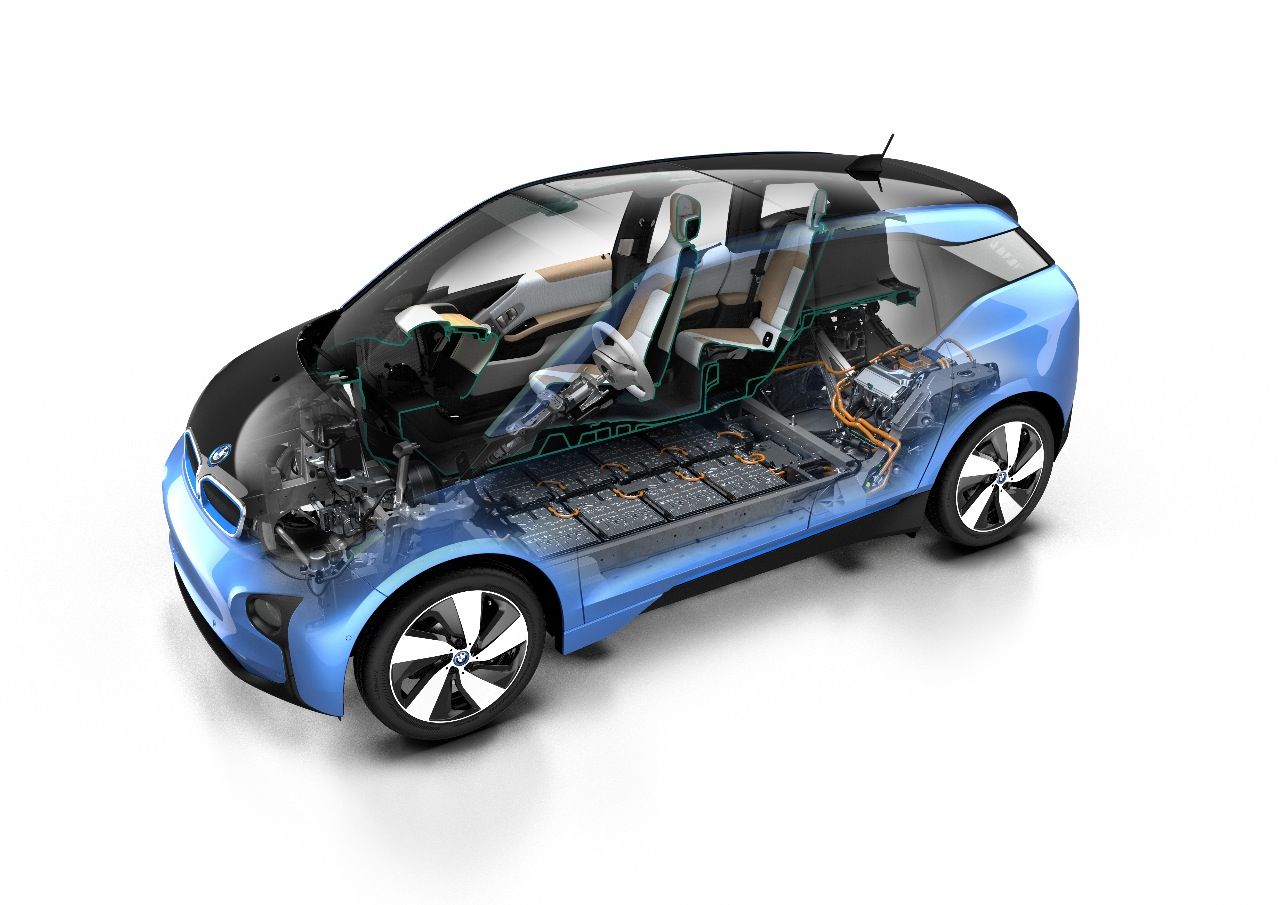Der BMW i3 (94 Ah) verfügt über eine Kapazität von 33 Kilowattstunden (94 Amperestunden, kurz Ah). Möglich machte es eine erhöhte Speicherdichte der Lithium-Ionen-Zellen. Die Abmessungen bleiben gleich.