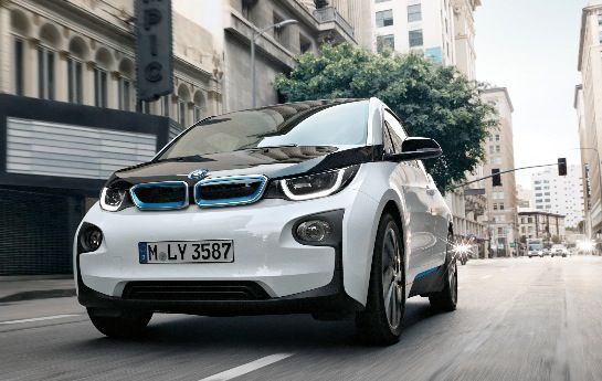 Im Duell der Elektroautos verschärft  BMW die Gangart: Eine stärkere Batterie erhöht die Reichweite des i3 auf 300 Kilometer. - Was hat BMWs neuer  Power-i3 mit Tesla zu tun?