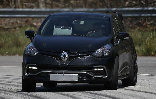 Mit dem 273 PS starken Clio lassen die Franzosen den stärksten Kleinwagen von der Leine: David wird Goliath. - Ist das der neue  König der Kleinen?