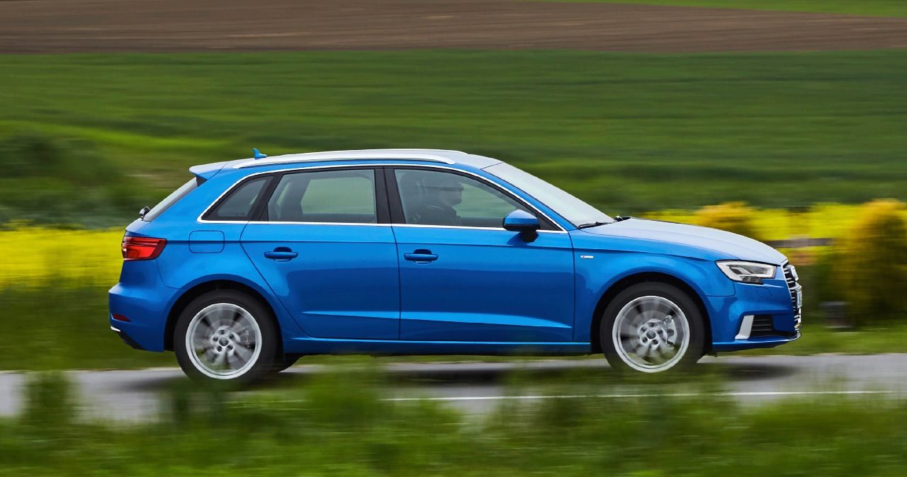 Beispiel Audi A3: Wenn man die MMI Navigation für 1.570 Euro bestellt, ist Audi connect für die ersten drei Monate zum Testen inkludiert. Danach zahlt man 424 Euro für drei Jahre, alternativ gibt es auch Pakete…