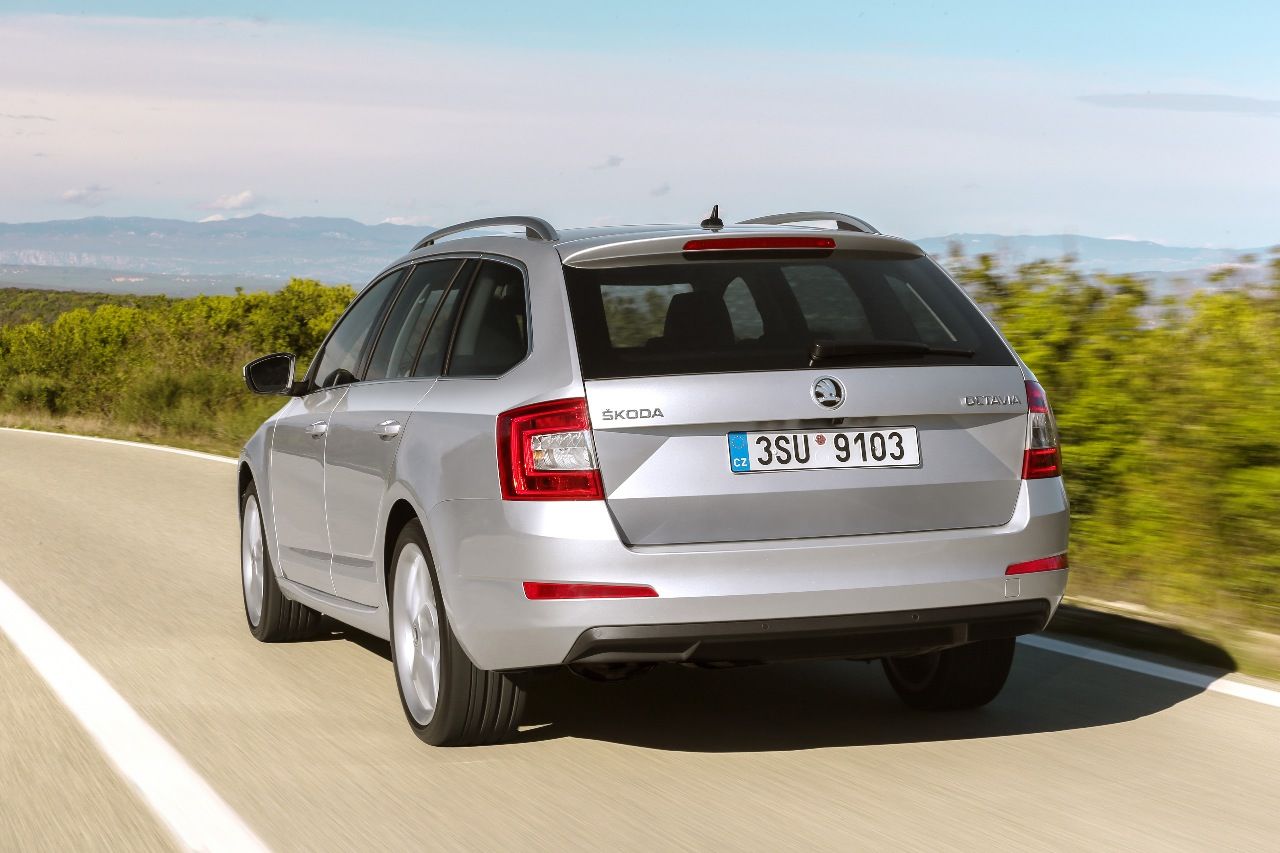 Der neue 1,0 TSI ist der erste Dreizylinder in der Geschichte der Baureihe. Aus seinen 999 cm³ Hubraum holt der High-Tech-Motor 115 PS. Für die Octavia-Motorisierungen ab 150 PS wird optional die adaptive Fahrwerksregelung Dynamic Chassis Control (DCC) angeboten.