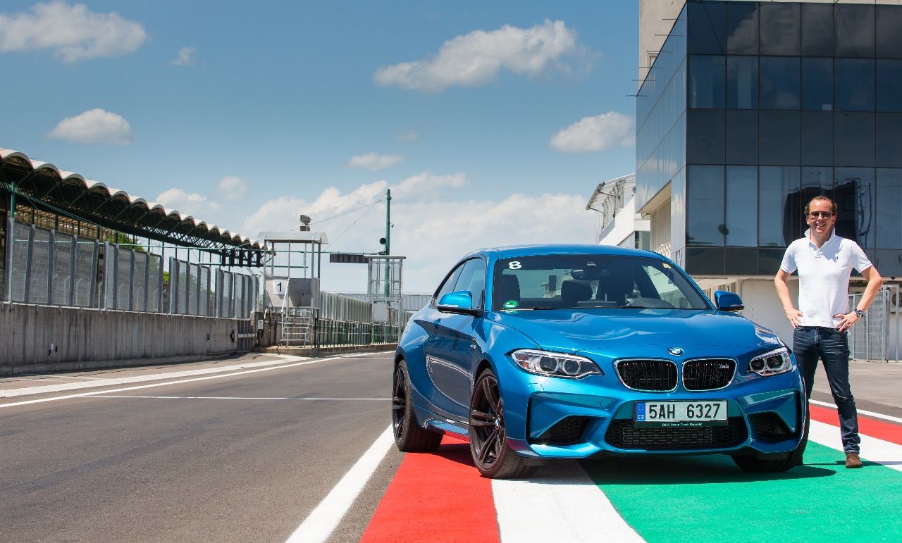 Eindeutig echter Sportwagen! Man spürt immer, was das Auto macht und kann ohne Hektik reagieren. Mit diesem Chassis hat BMW ein Meisterstück abgeliefert.