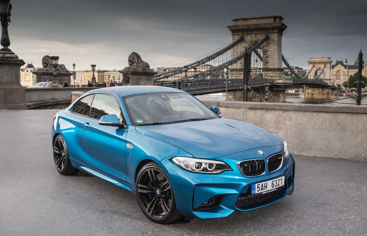 Während das 1er M Coupé ein eher schnell umgesetztes Projekt war, wollte BMW mit dem M2 jetzt sichtlich ein ambitioniertes Fahrspaß-Statement setzten – viel Aufwand, Feinschliff und Detailliebe inklusive.