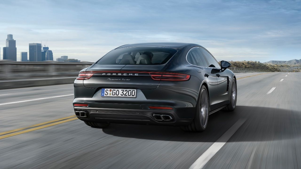 Innovationen im Fahrwerks-Bereich sollen den Panamera noch agiler, aber auch komfortabler machen: Wankstabilisierung, Luftfederung, Chassis-Control und Allradlenkung sind neu.