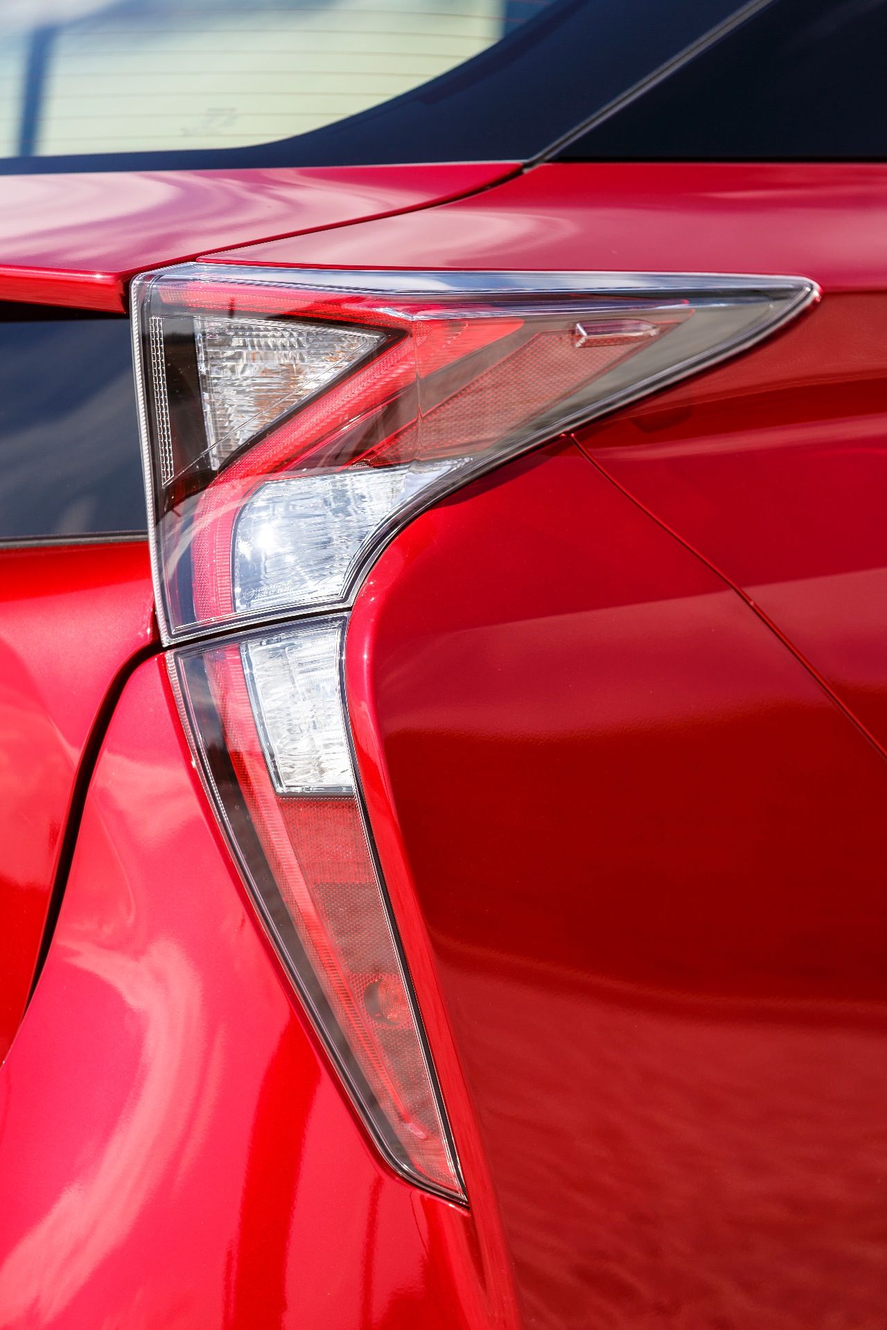 Toyota wollte mit dem Prius wieder auffallen, das ist definitiv gelungen: Spektakuläre geformte Rücklichter mit ebenso auffälliger Lichtgraphik.
