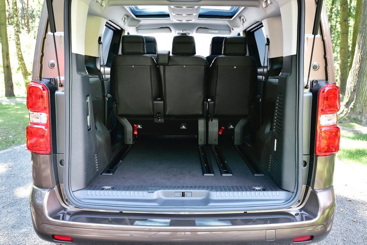 Selbst im Kompakt-Modell steht hinter der dritten Sitzreihe ein riesiger Kofferraum zur Verfügung – mit über 1300 Liter.