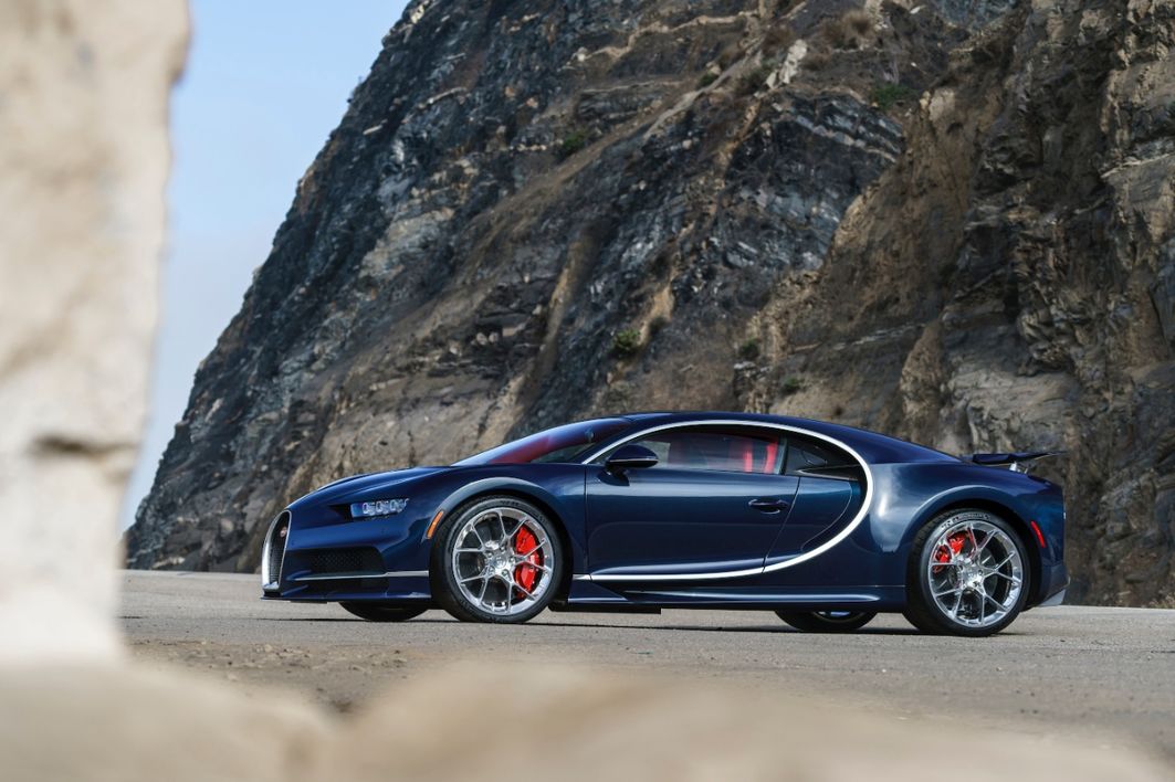 Faszination Bugatti Chiron: 8,0-Liter-16-Zylinder-Motor, 1500 PS, 1,600 Nm zwischen 2,000 und 6,000 U/min, Vmax 420 km/h, 0-100 unter 2,5 Sekunden, Basispreis 2,4 Millionen Euro, limitiert auf 500 Stück.