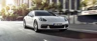 Porsche stellt auf der Messe in Paris den Panamera 4 E-Hybrid mit geregeltem Allradantrieb und einer elektrischen Reichweite von 50 km vor. Systemleistung 462 PS, Verbrauch 2,5 l/100 km im Neuen Europäischen Fahrzyklus für Plug-in-Hybrid-Modelle. Ab 110.160 Euro.