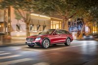 Offroad-Look im Stil des Audi A6 allroad jetzt auch bei Mercedes: Weltpremiere feiert die E‑Klasse All‑Terrain auf dem Pariser Salon 2016. Die Markteinführung folgt im Frühjahr 2017.
