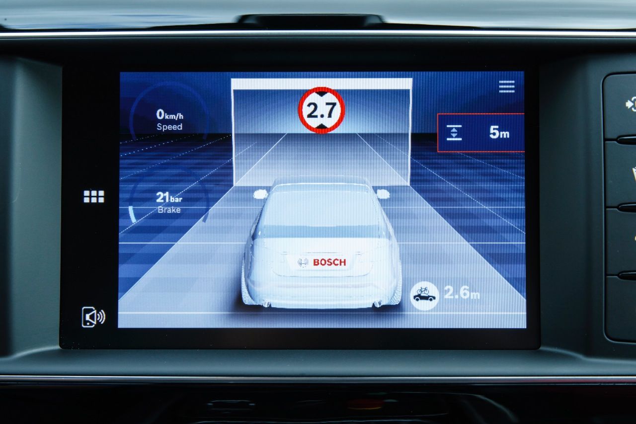 Ums A…lecken geht es sich aus: Das Fahrzeug ist zehn Zentimeter niedriger als die Einfahrt, zeigt das System am Multimedia-Bildschirm an.