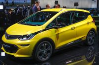 Opel Ampera-e: Sicher einer der Stars von Paris 2016. Dass Opel ein Serien-Elektroauto mit 500 Kilometern Reichweite bringt, schockt die Konkurrenz. Zum Beispiel BMW, die mit dem i3 rund 300 Kilometer schaffen. Oder Tesla, die eine ähnliche Performance in dieser Preisklasse wohl erst 2018 auf die Straße bringen. Toll: Vollwertiger Kofferraum mit 381-Liter-Volumen, relativ geräumiger Fond – und das bei nur 4,17 Meter Außenlänge! Weniger toll: beim Design hätte Opel ruhig noch etwas mutiger sein können. Start schon im Frühjahr 2017, Preis noch offen.