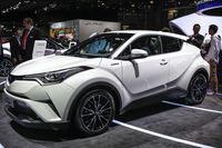 Toyota C-HR: Was für ein cooler Toyota. Die Japaner wagen ein Kompakt-SUV (Länge 4,36 Meter), das Tiguan, Ateca und Co. die sportlichen Grenzen aufzeigt. Designlinie wie ein Coupé, auch für die Fahreigenschaften verspricht Toyota viel Dynamik. Der Basis-Kofferraum ist durchaus geräumig, beim Beladen bis unters Dach muss man dem Design natürlich etwas Tribut zollen. Sehr modernes und auffallend hochwertiges Interieur, auch in diesem Bereich setzt der C-HR ein dickes Ausrufezeichen. Motoren: 1,2-Turbo-Benziner mit 115 PS, Hybrid mit 122 PS. Start im November. Österreich-Preise noch offen, in Deutschland geht’s bei 22.000 Euro los.