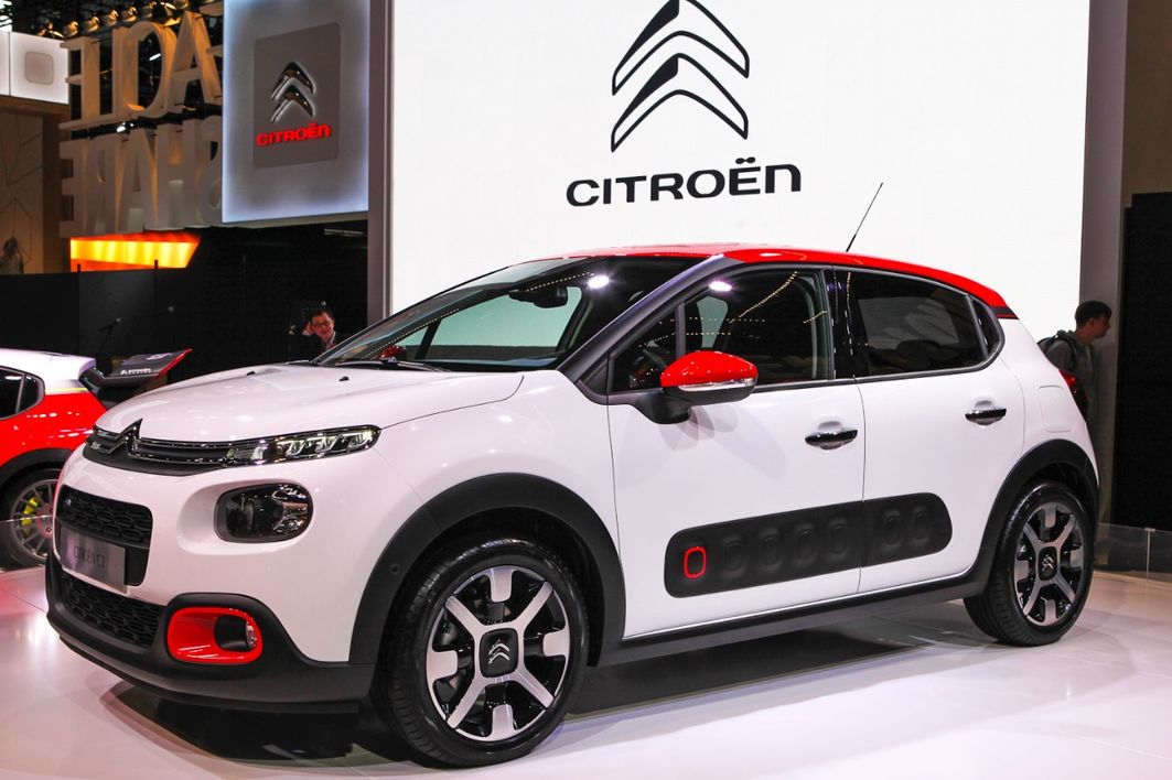 Citroen C3: Stilwechsel mit Stil. Aus dem herzigen C3 wird in Generation 3 ein ernsthafter C3. Wie Renault mit dem Clio wechselt auch Citroën in dieser Klasse jetzt zu einem kraftvollen, sportiven Design. Gefällt uns sehr gut, nur das Heck hätte pfiffiger sein können. Begeistert sind wir vom Innenraum: super-modernes Design, edle Stoffbezüge, hochwertige Ausführung à la Audi – da schauen viele Konkurrenten im Vergleich alt aus.