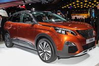 Peugeot 3008: Paris macht wieder Mode. Peugeot kommt nicht nur beim Thema SUV richtig in Schwung und kann künftig drei Größen anbieten (2008, 3008, 5008). Auch beim Design finden die Franzosen wieder ihren Stil: Der neue Tiguan-Gegner 3008 überzeugt mit eigenständiger Linie und gelungenen Details wie die Hecklichter. Aber vor allem der Innenraum sollte dem Rest der Branche zu denken geben: tolles Design, tolle Materialauswahl – da sieht die Konkurrenz alt aus. Start am 20. Oktober, die Preisliste eröffnet bei 24.450 Euro.